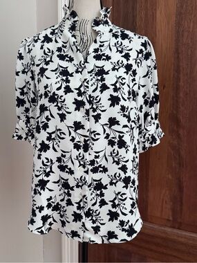 ‼️🏷️Price to Sell. Ann Taylor Black & White Blouse